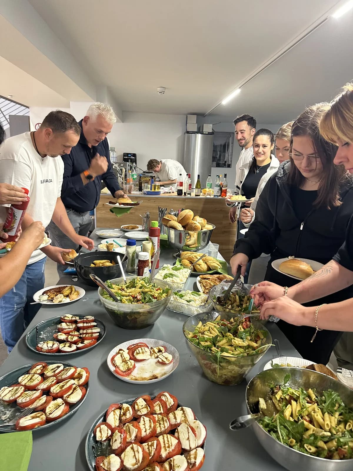 Buffet mit Salaten, Tomate-Mozzarella und Brötchen beim Sommerfest 2026 von SKZ Rheinland