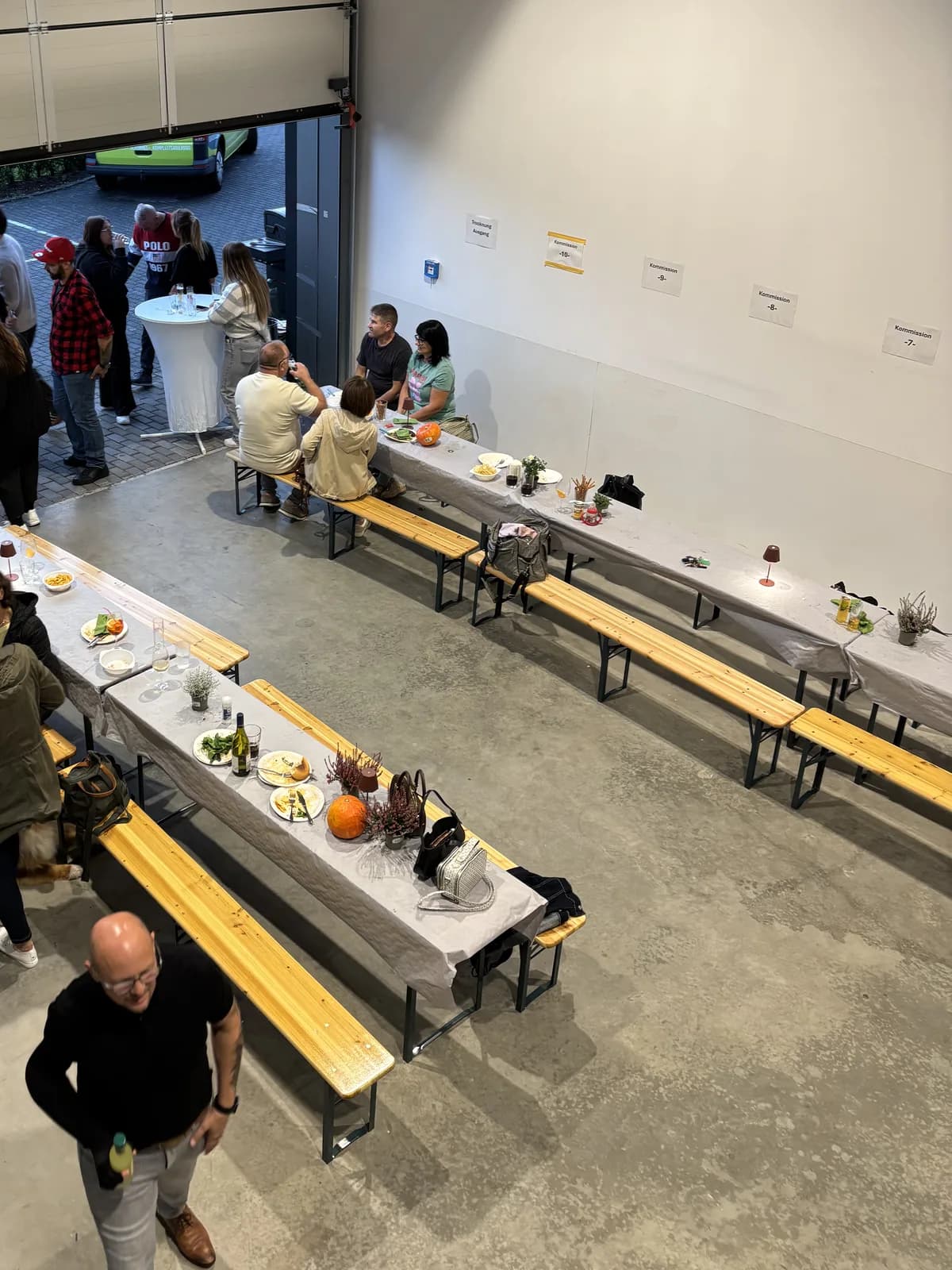 Gedeckte Biertischgarnituren in der Halle von SKZ Rheinland beim Sommerfest 2026
