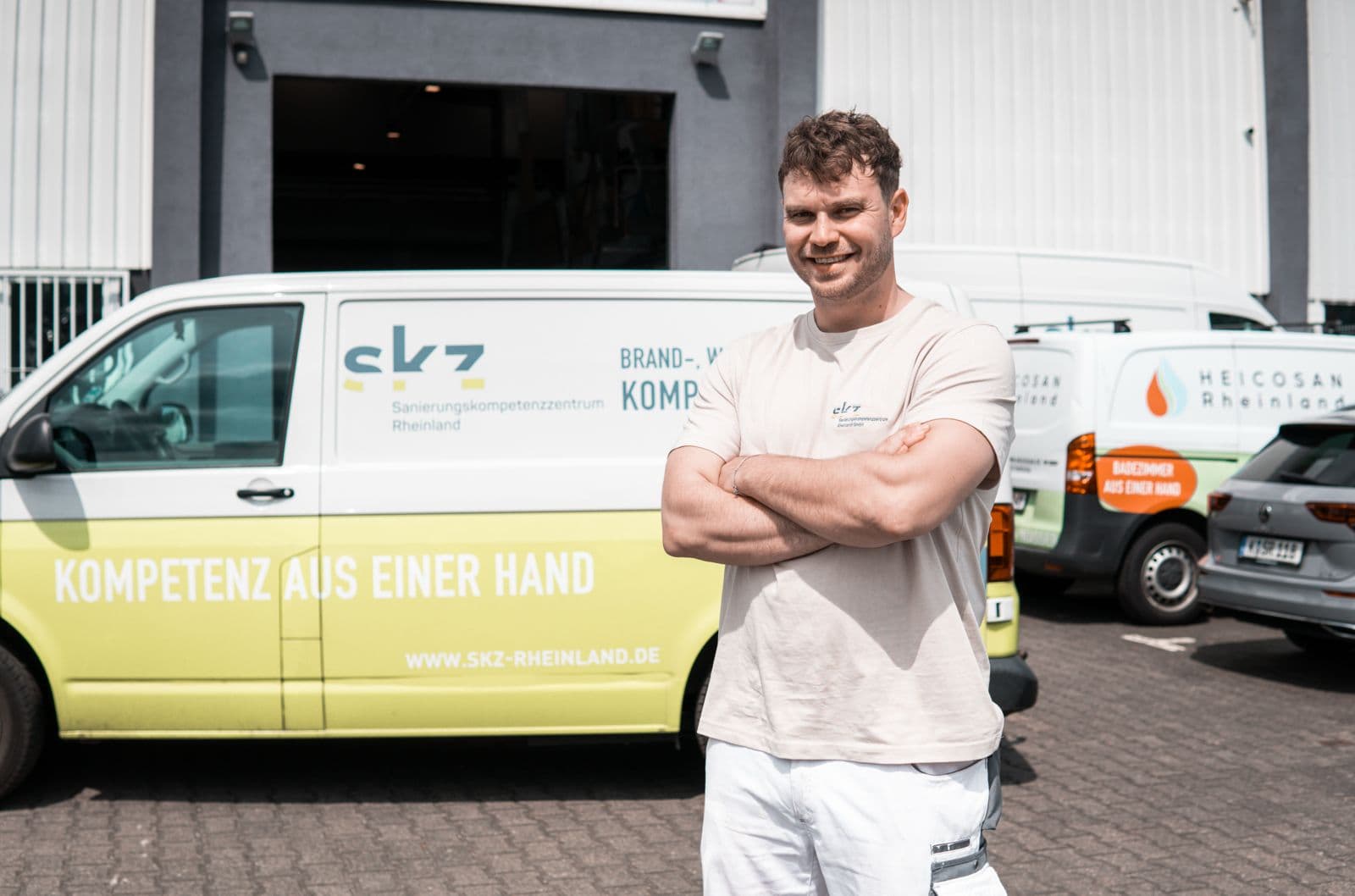 SKZ-Mitarbeiter vor einem Einsatzfahrzeug